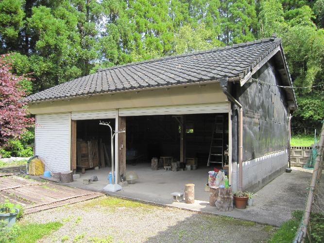 1980s wood house on a large plot in Togo, Satsumasendai