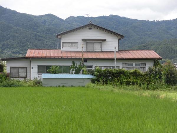 Property with good sunlight and a veranda