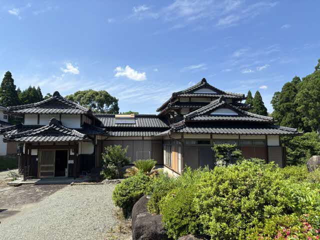 1980s wood house with storehouses in Kumamoto