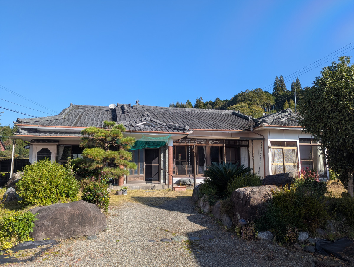 1970s wood house on a large plot in Isa, Kagoshima