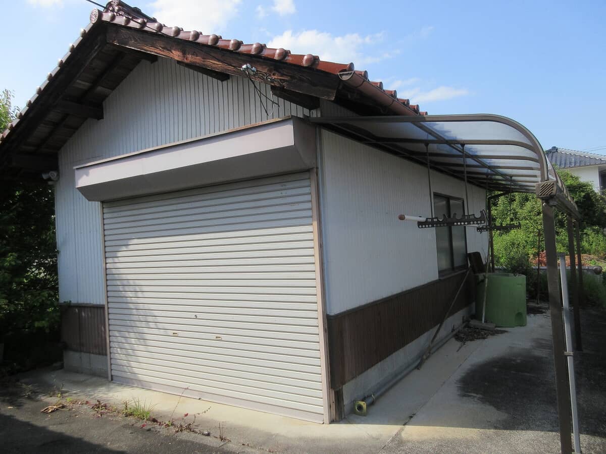 1990s wood house on a large plot in Hiroshima
