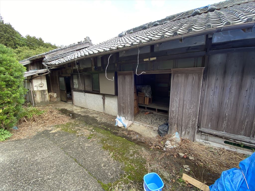 1900s wood house on a large plot in Mie