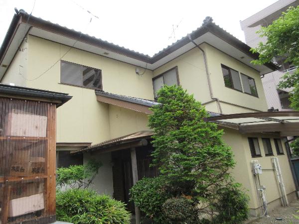 Many rooms and spacious garden. Day-use hot spring facility nearby; enjoy hot springs anytime with ease.
