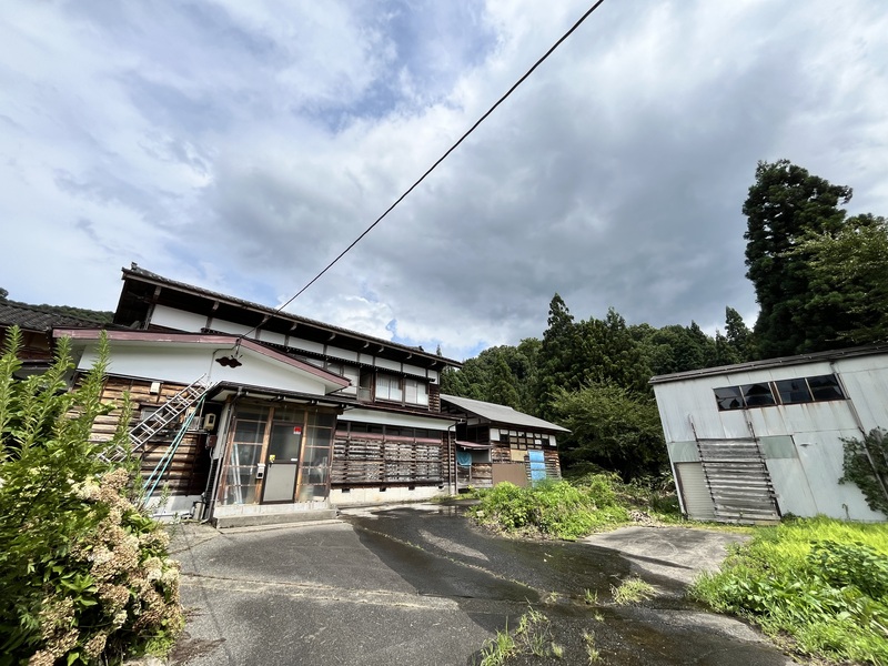 1970s wood house on a large plot in Niigata