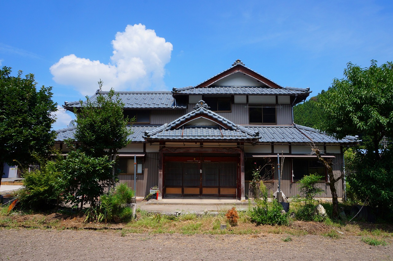 1960s wood house on a large plot in Fukui
