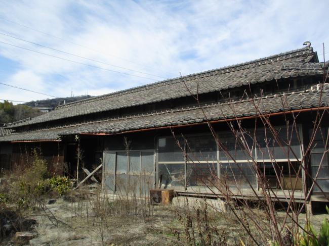 1920s wood house on a large plot in Okayama