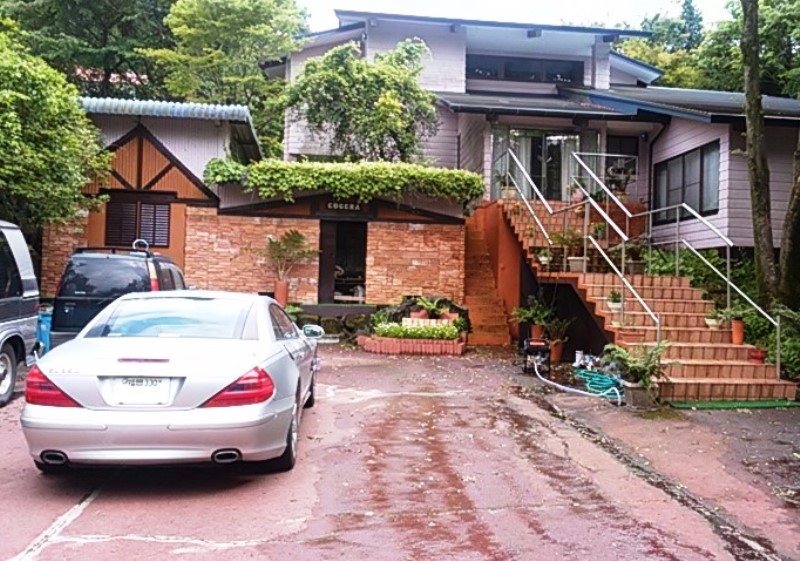 1980s steel-frame house on a large plot in Otohime, Aso
