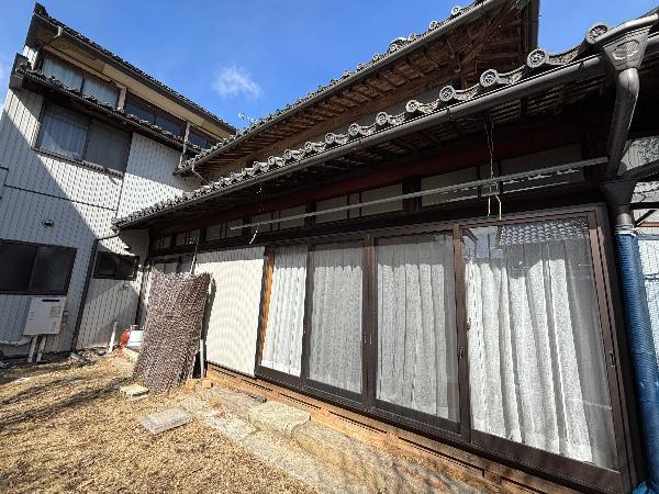 Historic property featuring traditional kura-style storehouse architecture among diverse buildings from Edo through Showa periods, based on Edo-era town planning