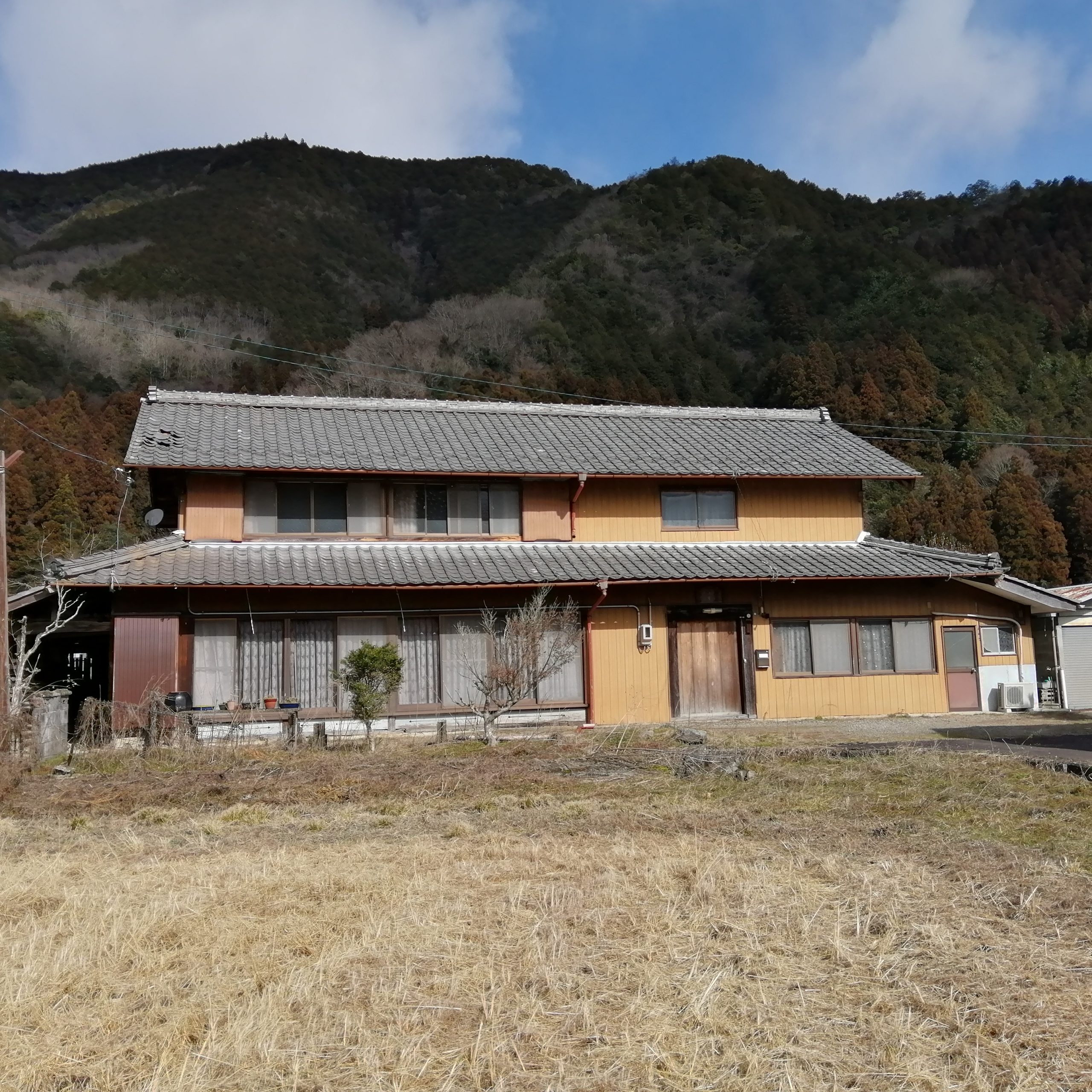 1920s wood house on a large plot in Gifu