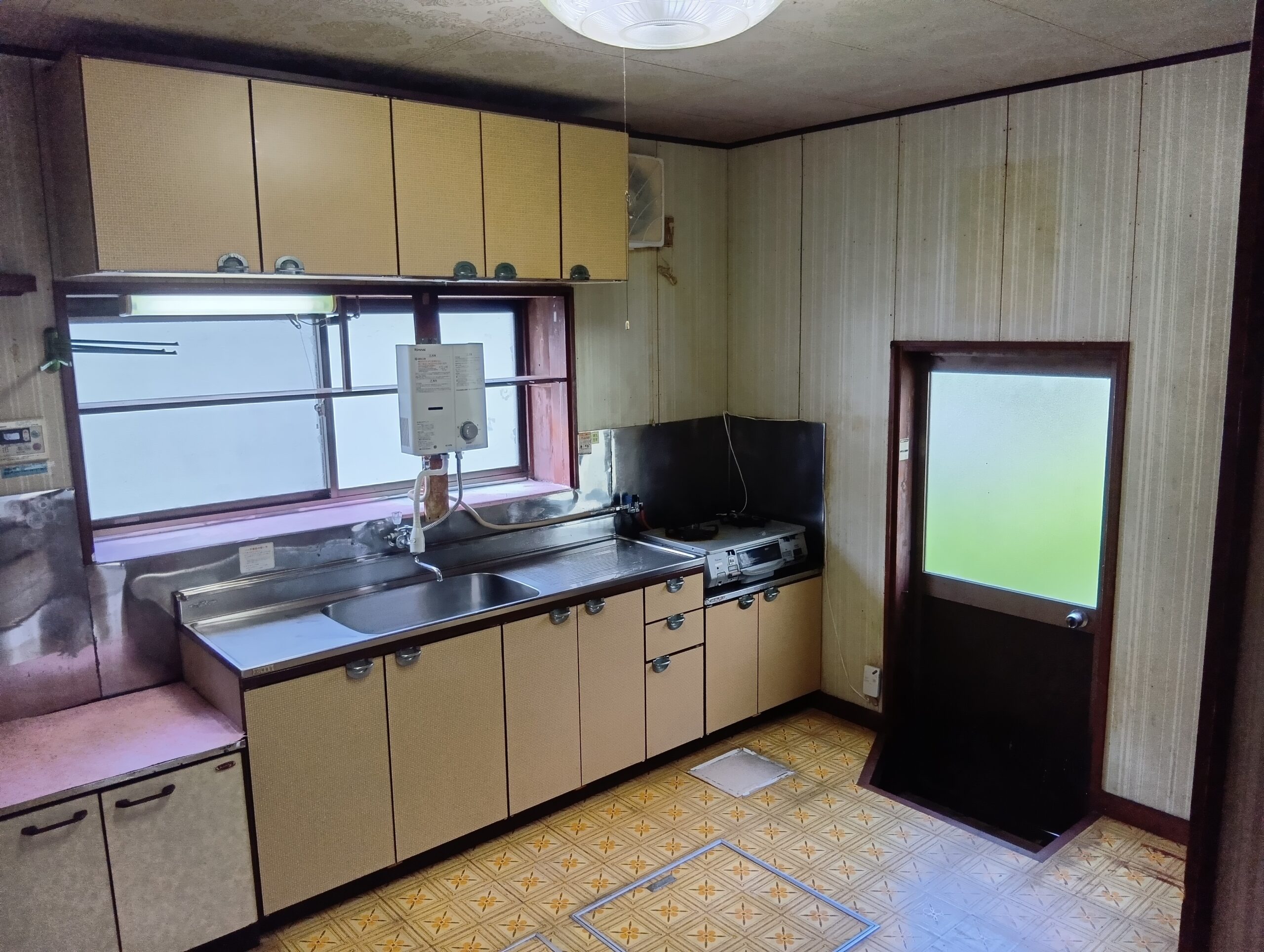 Spacious Rooms; Sunny Home on Elevated Ground