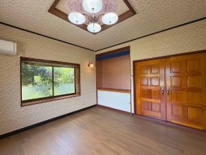 1980s wood house on a large plot in Fukui
