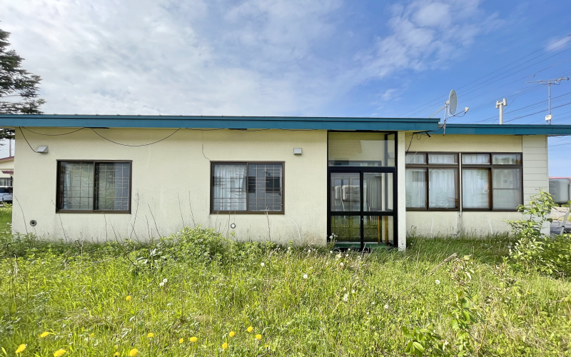 1980s wood house on a large plot in Hokkaido