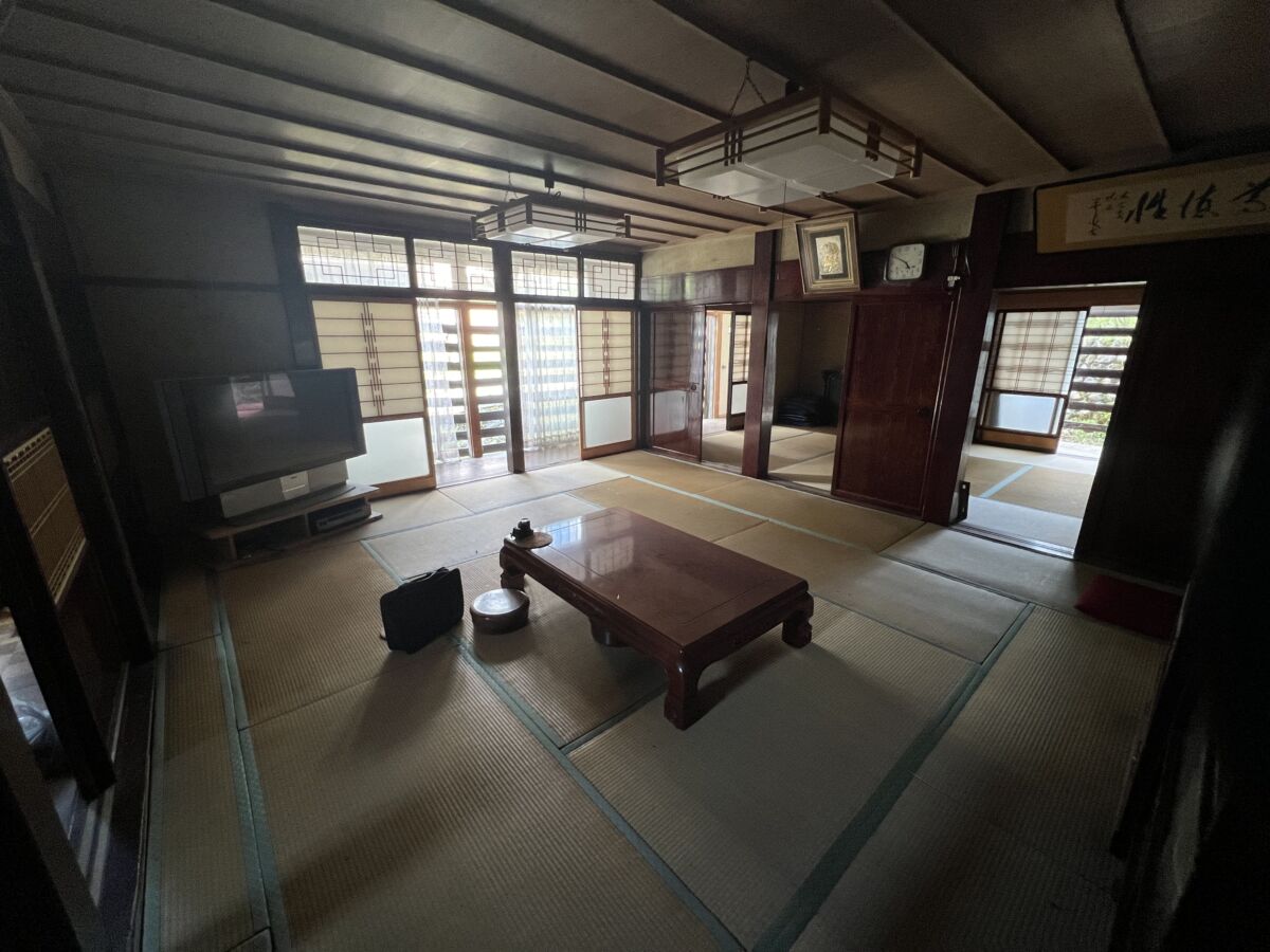 Wood house with storehouses in Nagano