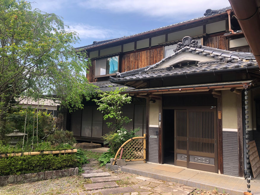 1980s wood house with storehouses in Hiyoshi, Nantan