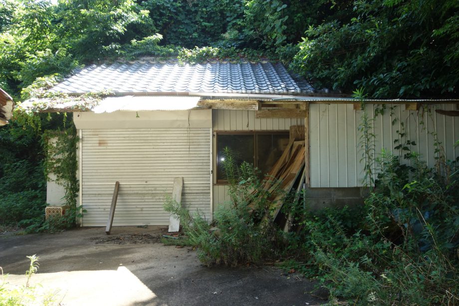 1950s wood house on a large plot in Nagasaki