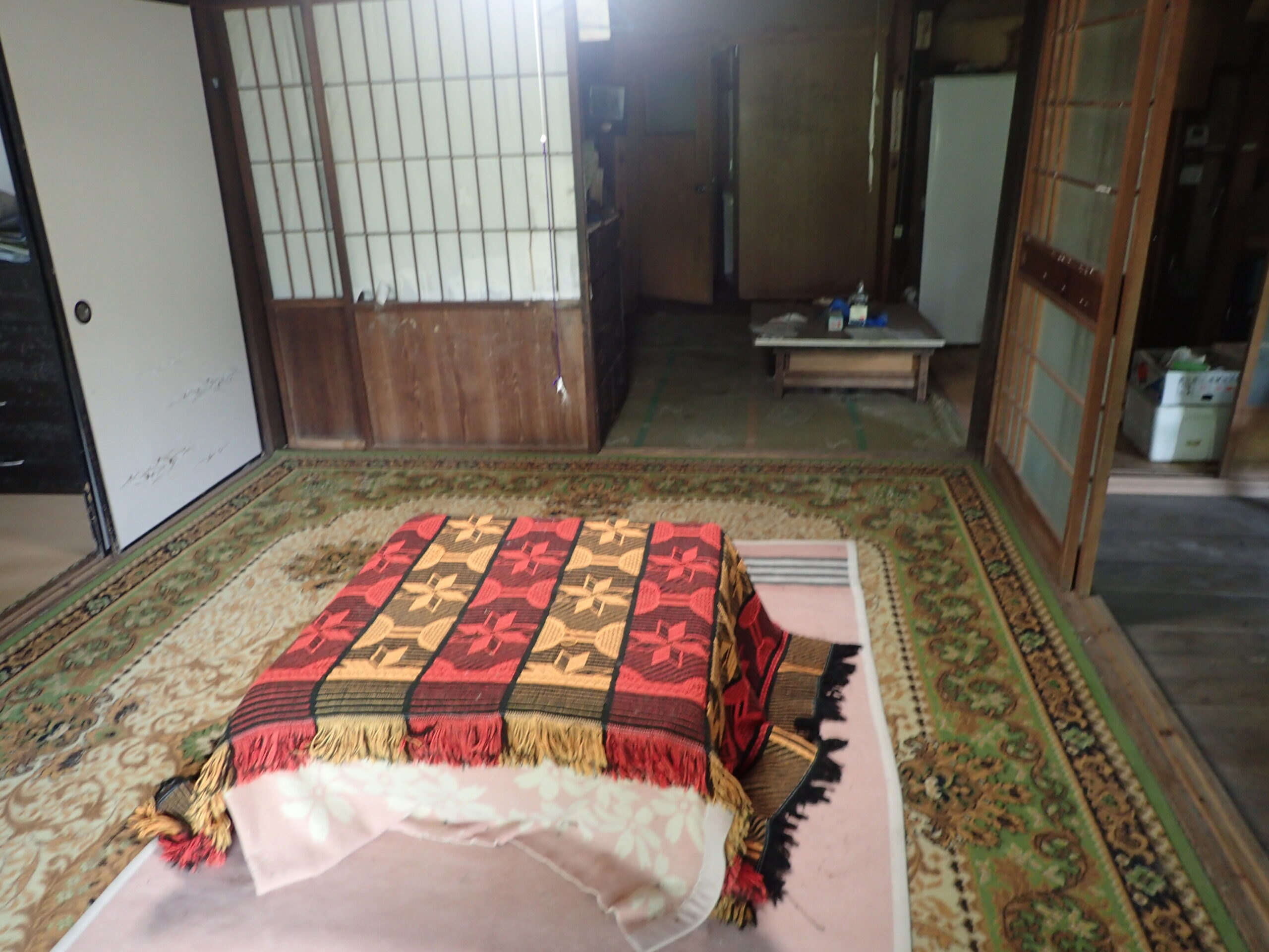 Wood house with storehouses in Okayama