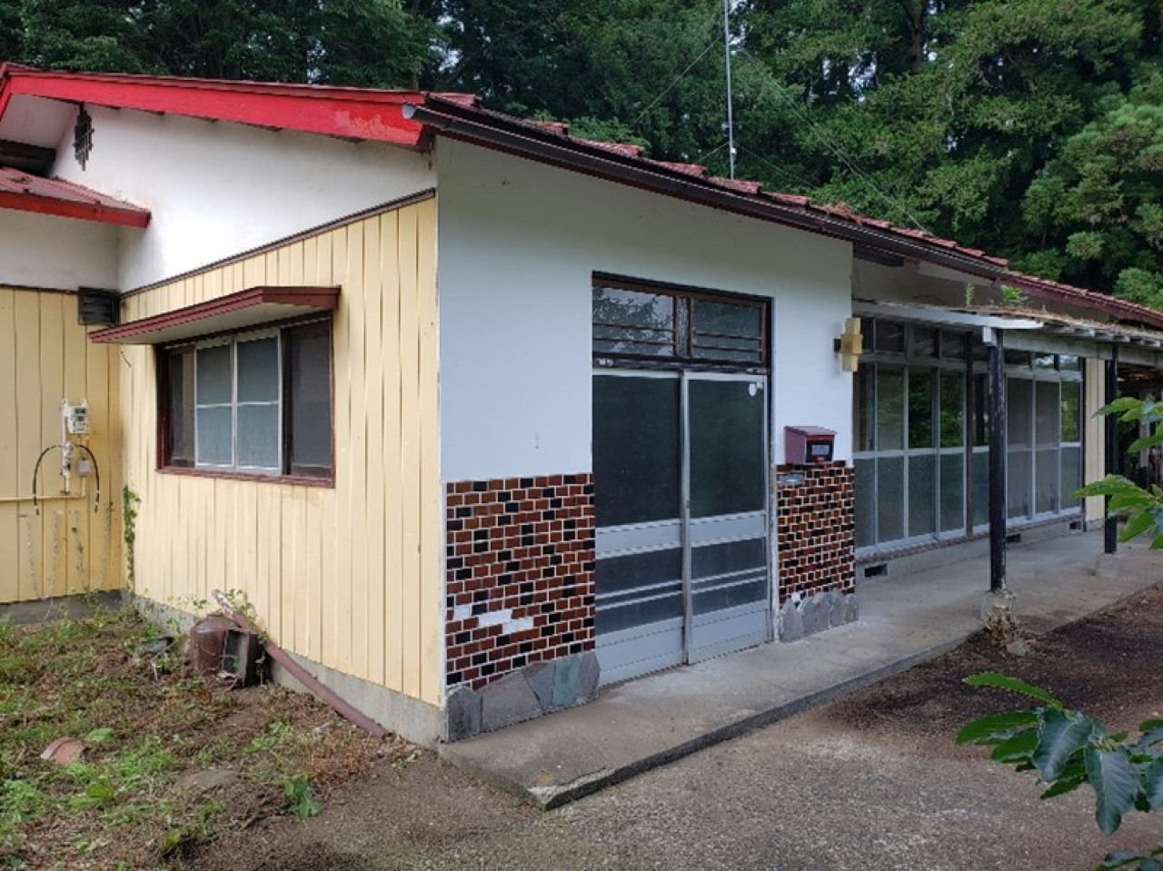 1960s wood house on a large plot in Tochigi