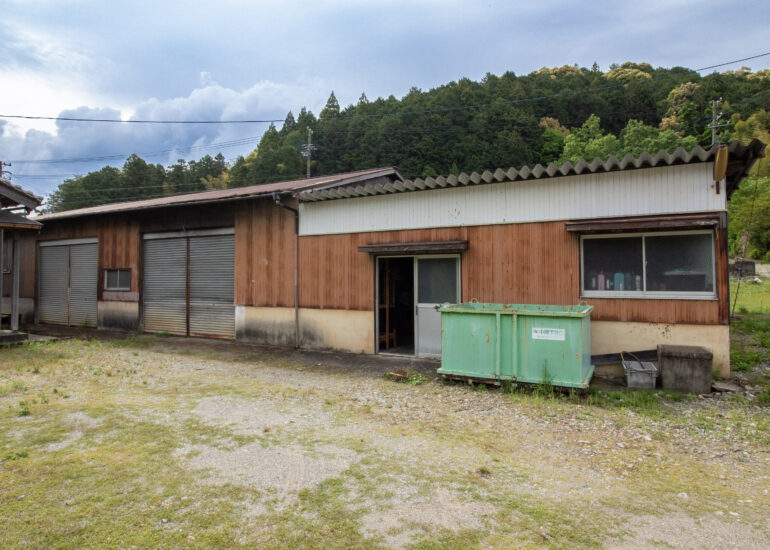 1970s wood house on a large plot in Matsusaka Kahada