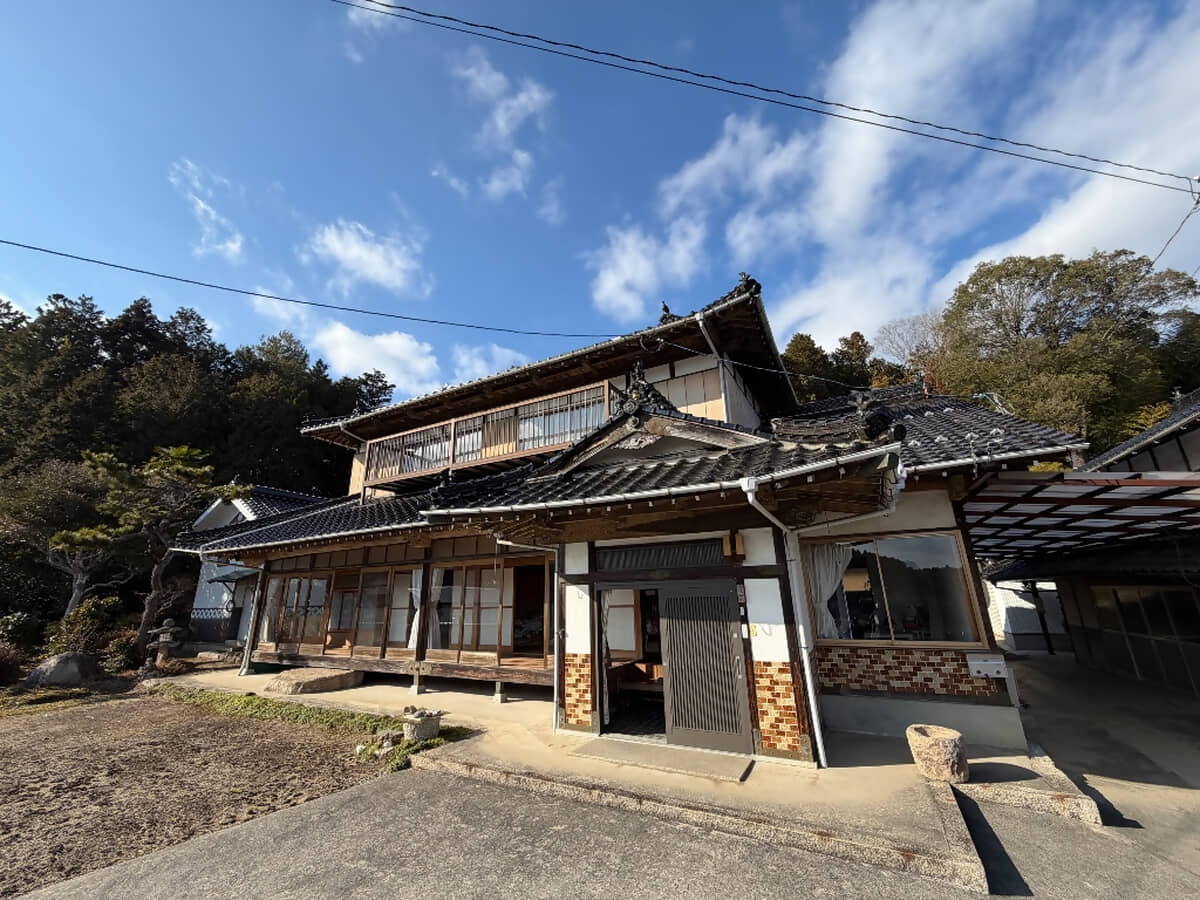 1970s wood house on a large plot in Hiroshima