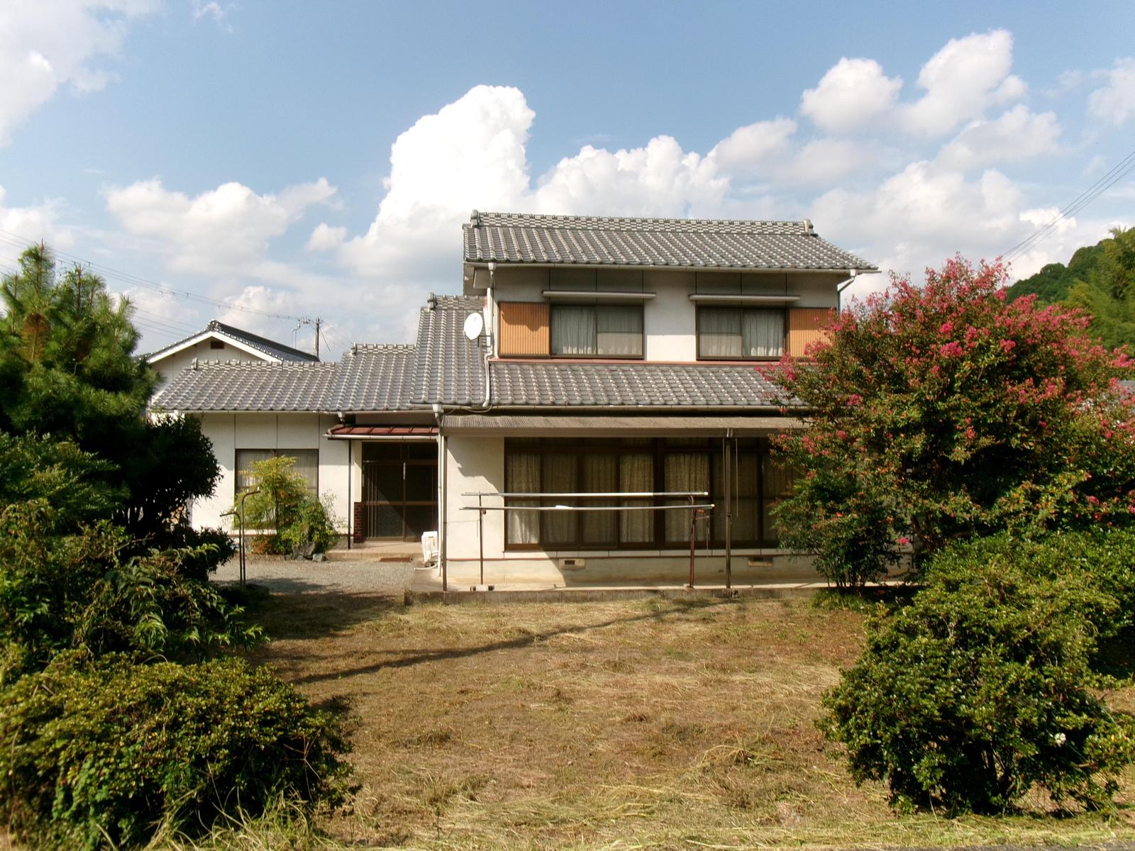 1970s wood house on a large plot in Hyogo