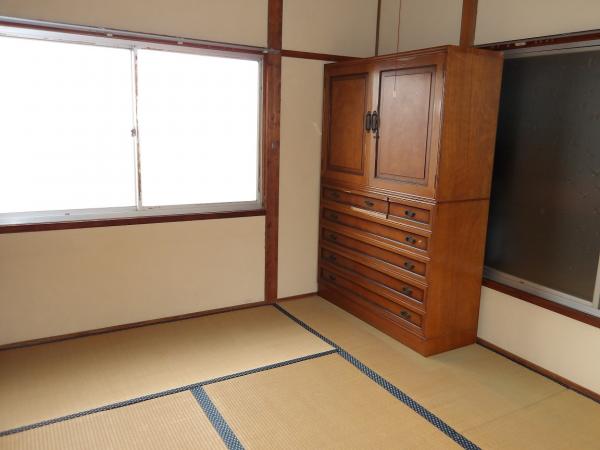 1970s wood house, 5-min walk to station, Ehime