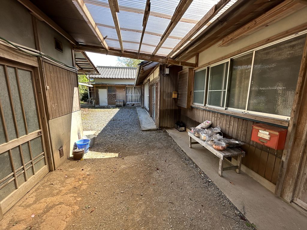 1950s wood house on a large plot in Mie
