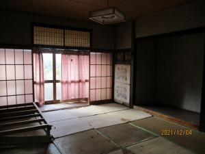 1960s wood house on a large plot in Niigata