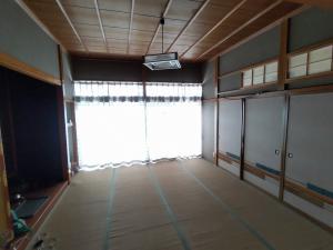 1940s wood house on a large plot in Niigata