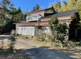1970s wood house on a large plot in Niigata