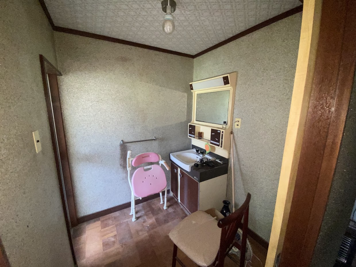 1970s wood house on a large plot in Toyama