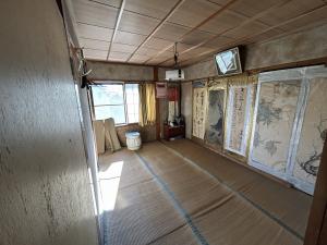 1960s wood house with storehouses in Niigata