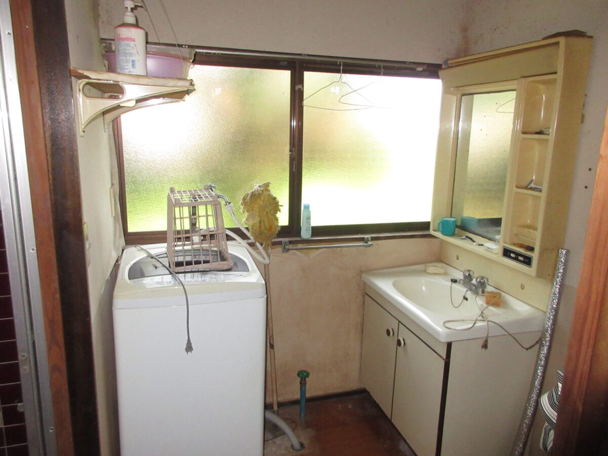 1980s wood house on a large plot in Iwate