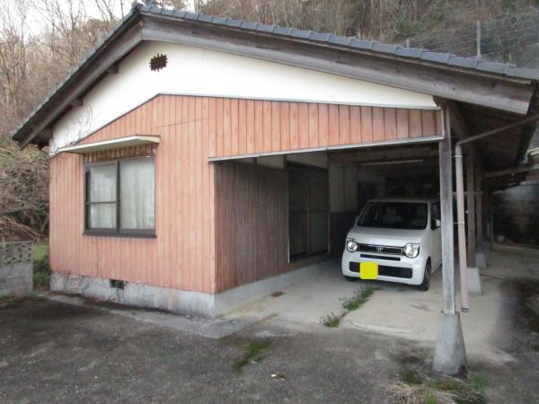 1960s wood house with storehouses in Oita