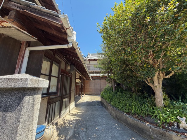 House with storehouse in Sekizen Okamura