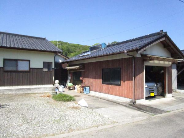 2000s wood house with storehouses in Oita