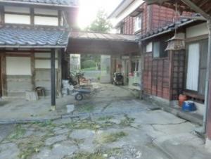 1970s wood house with storehouses in Niigata