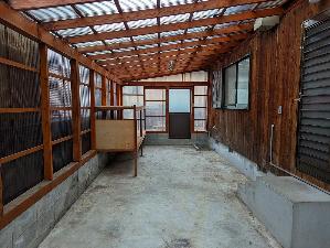 1990s wood house with outbuildings in Yamaguchi