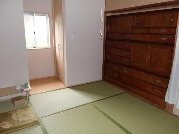 1960s wood house, 17-min walk to station, Ehime