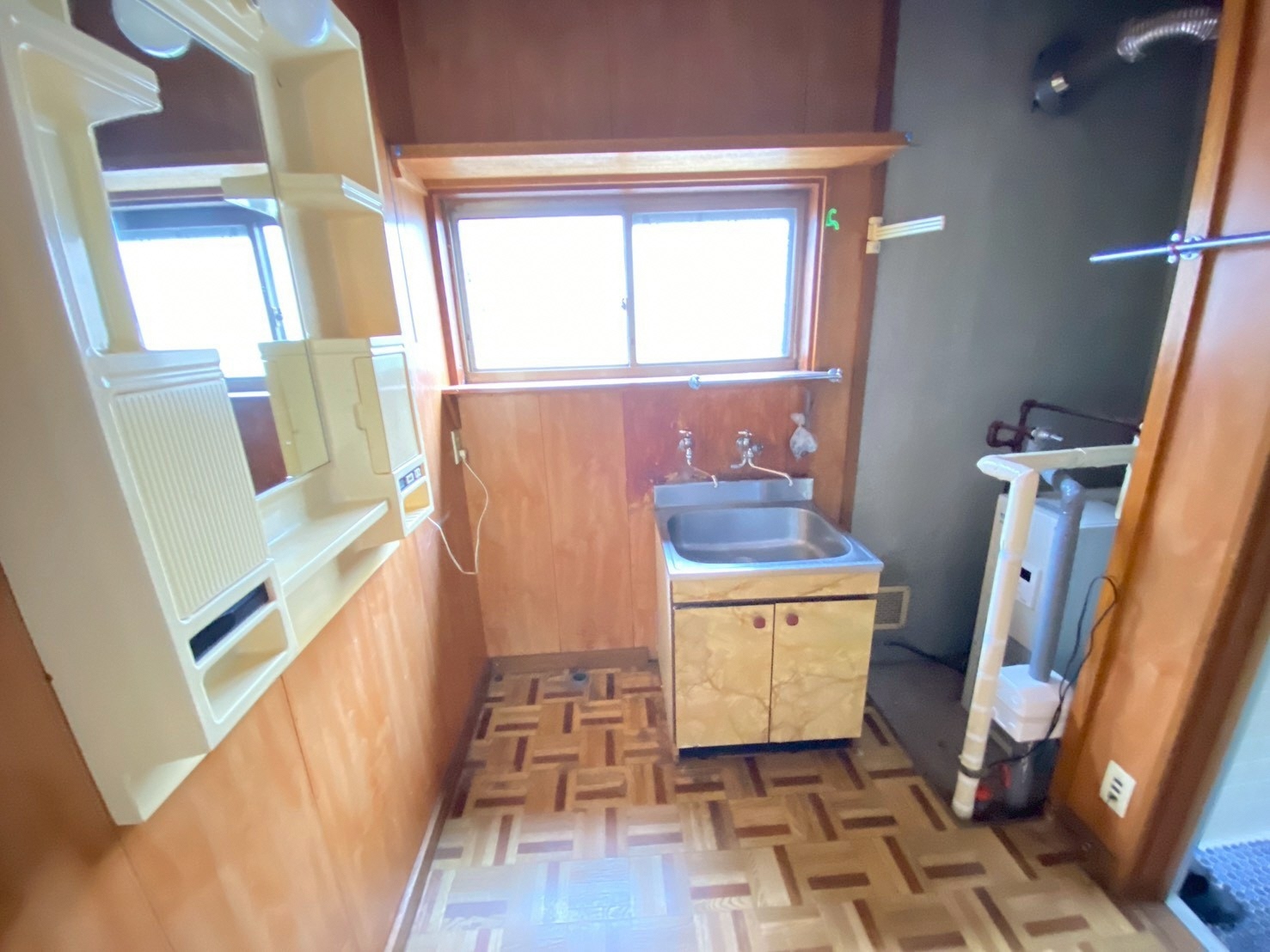 1970s wood house, 13-min walk to station, Aomori