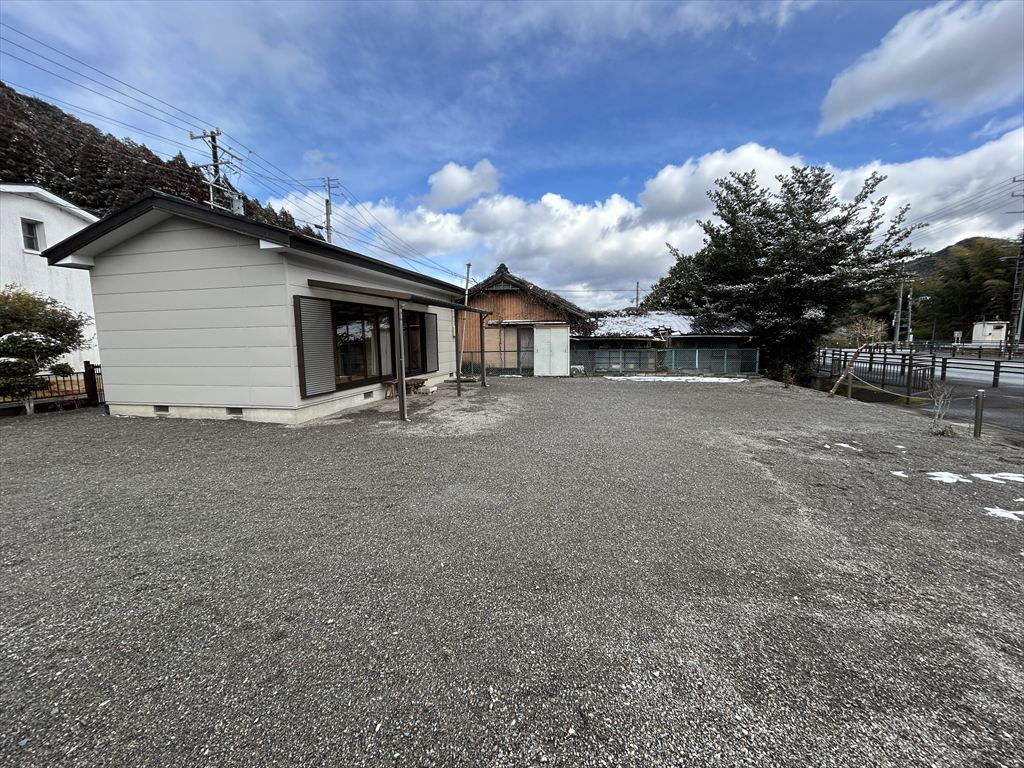 1990s wood house, 15-min walk to station, Mie