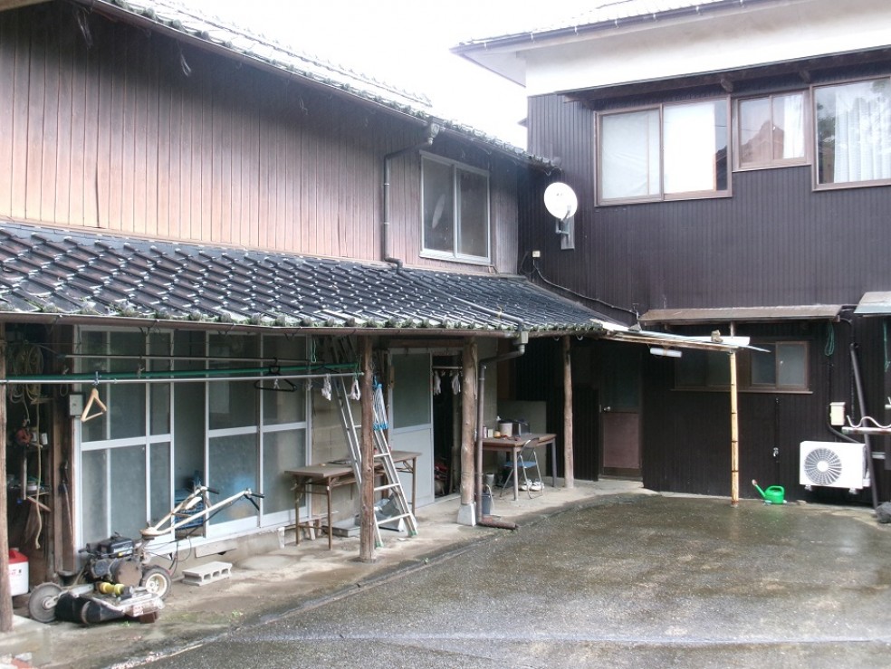 1980s wood house on a large plot in Oita