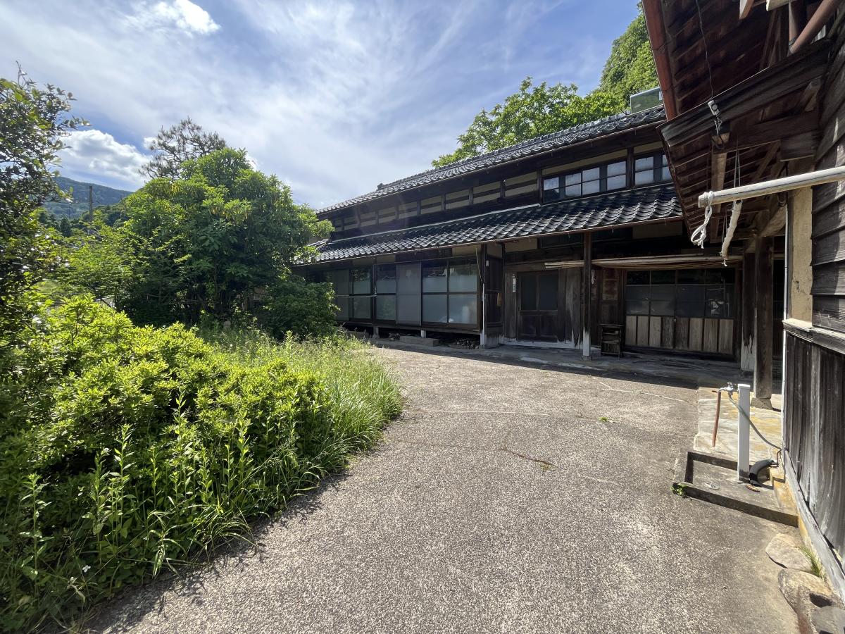 1950s wood house on a large plot in Miyazu, Kyoto