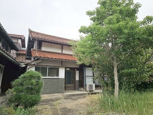 Wood house with storehouses in Shimane