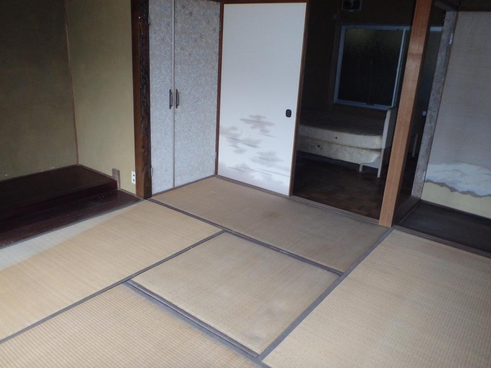 1970s wood house on a large plot in Kagawa