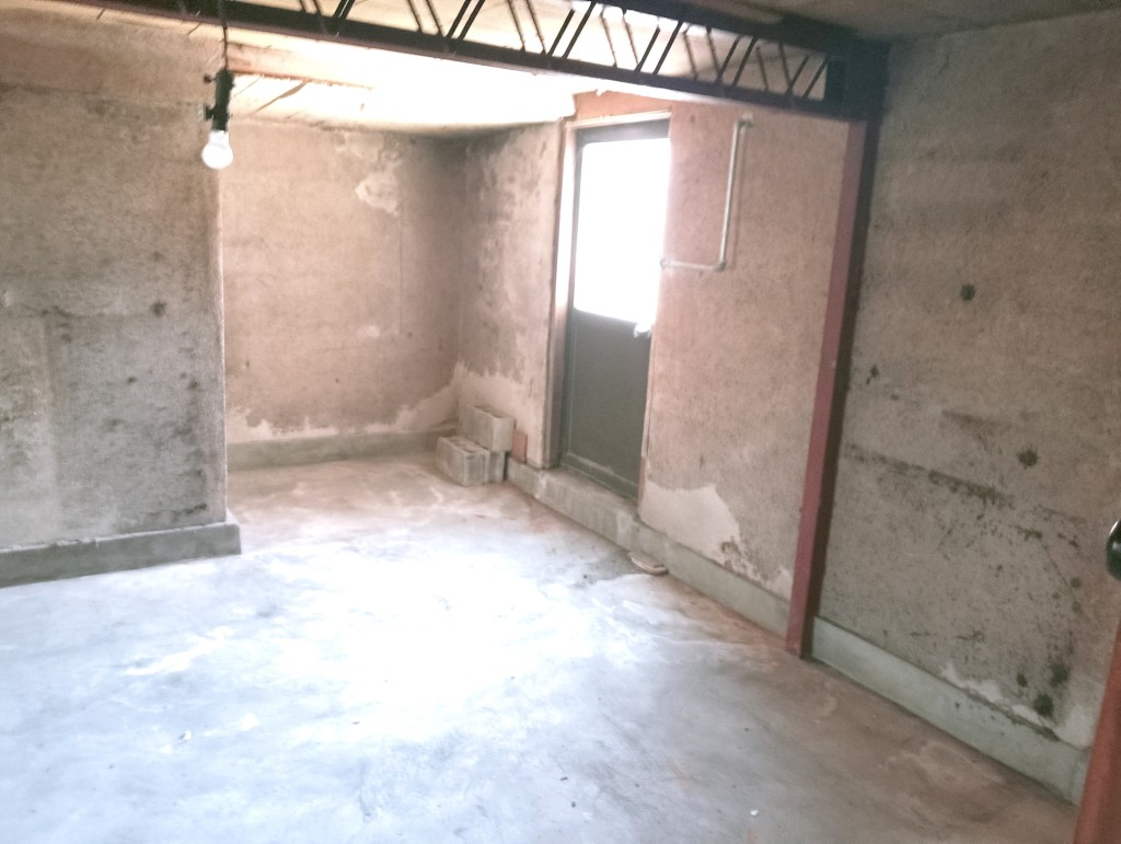 2-story residential building with many rooms on a south-facing open plot adjacent to a national highway. Suitable for dual-family housing or private lodging use.