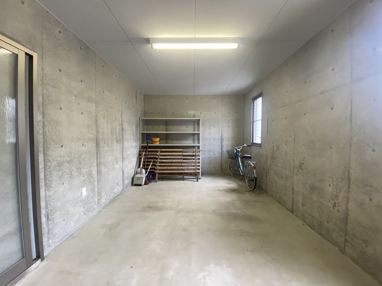 2000s concrete house, 8-min walk to station, Toyama