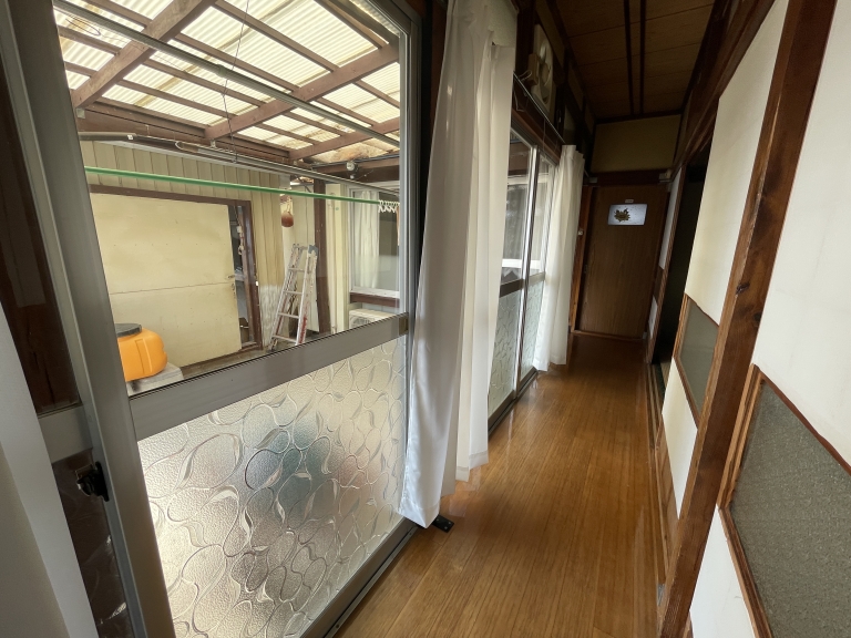 Price Reduced! Retro House with Charming Glass Panes and Warm Fittings