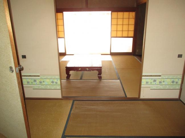 1970s wood house on a large plot in Okayama