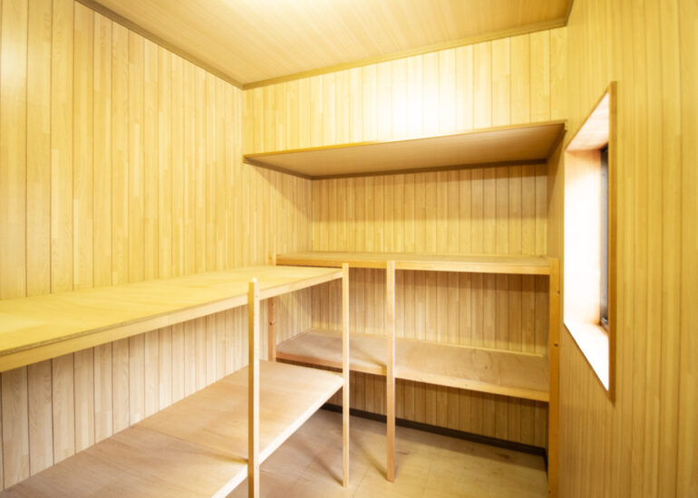 1990s wood house on a large plot in Matsusaka Kahada