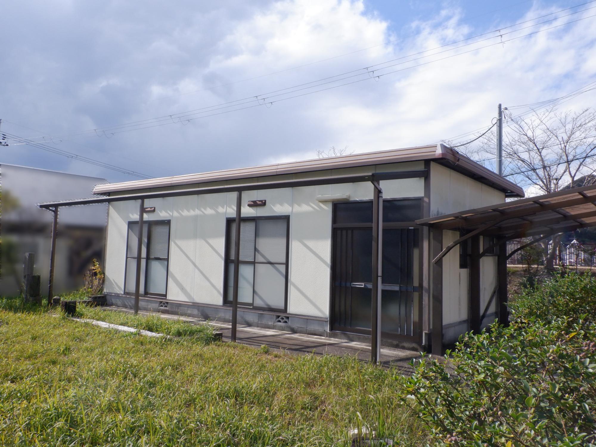 A property on an attractive elevated area where home gardening is possible